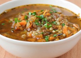 طريقة عمل شوربة العدس البني