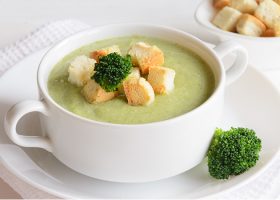 طريقة عمل شوربة البروكلي بالدجاج