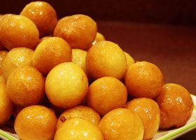 طريقة عمل اللقيمات بالكاسترد