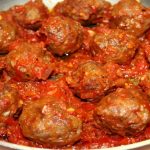 طريقة عمل كرات اللحم بالصوص الأحمر