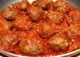 طريقة عمل كرات اللحم بالصوص الأحمر