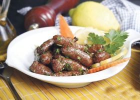 طريقة عمل النقانق بالثوم والكزبرة