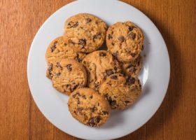 طريقة عمل كوكيز الشوفان بالزبيب والأوريو