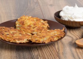 طريقة عمل فطائر البطاطس بالبصل