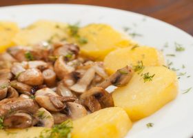 طريقة عمل البطاطس مع الفطر