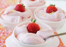 طريقة عمل موس الفراولة بالزبادي