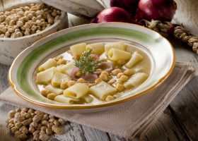 طريقة عمل حساء الحمص والمكرونة