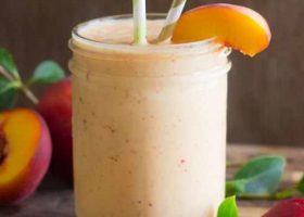 طريقة عمل سموثي الخوخ والتوت