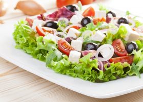 طريقة عمل سلطة يونانية لايت