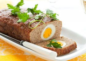 طريقة عمل رغيف اللحم بالبيض المسلوق