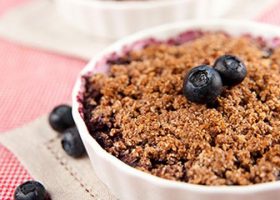 طريقة عمل كرامبل التفاح والتوت