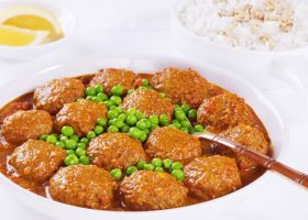 طريقة عمل كرات اللحم بصلصة الكاري