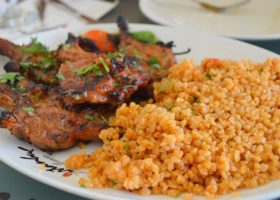 طريقة عمل اﻷرز اﻷصفر مع ريش الغنم