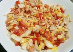 طريقة عمل سلطة التونة بالطماطم والبصل