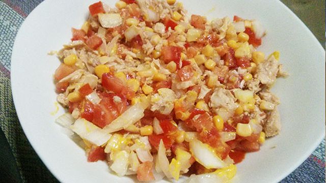 طريقة عمل سلطة التونة بالطماطم والبصل