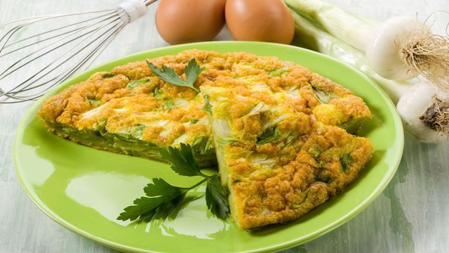 طريقة عمل العجة بالبصل