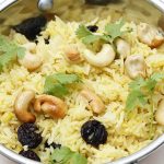 طريقة عمل الأرز بالكاجو والزبيب الأسود