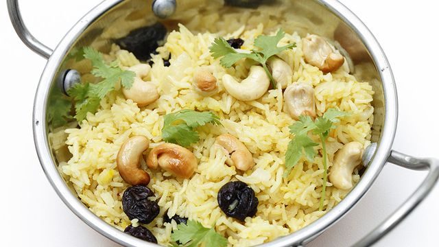 طريقة عمل الأرز بالكاجو والزبيب الأسود