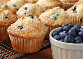 طريقة عمل المافن بالتوت