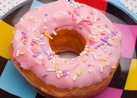 طريقة عمل حلى الدونات بالفراولة