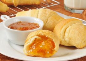 طريقة عمل كرواسون بحشوة مربى المشمش