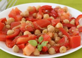 طريقة عمل سلطة الحمص والخضار