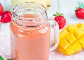 طريقة عمل كوكتيل المانجو والفراولة