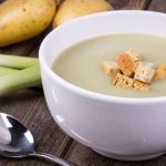 طريقة عمل حساء الكراث والبطاطا البارد