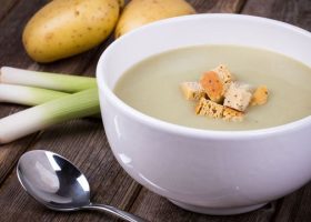 طريقة عمل حساء الكراث والبطاطا البارد