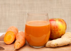 طريقة عمل عصير الجزر والتفاح والزنجبيل