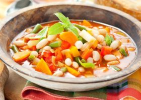 طريقة عمل شوربة المينستروني الإيطالية