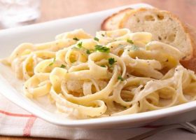 طريقة عمل فيتوتشيني بصلصة ألفريدو لايت