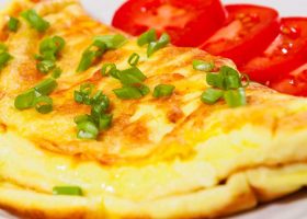 طريقة عمل عجة البيض بالجبن الرومي