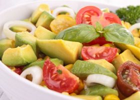 طريقة عمل سلطة الأفوكادو والطماطم