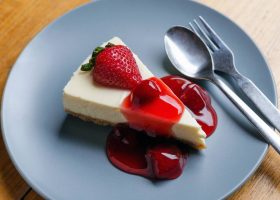 طريقة عمل تشيز كيك لايت بمربى الفراولة