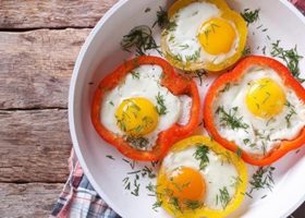 طريقة عمل بيض بشرائح الفلفل