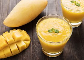 طريقة عمل سموثي مانجو بجوز الهند