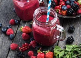 طريقة عمل عصير الفراولة بالتوت