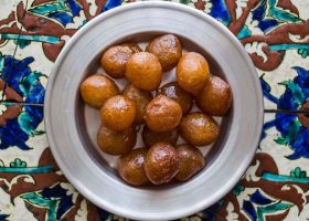 طريقة عمل لقيمات بدبس التمر