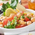 طريقة عمل سلطة الحمص بصلصة الطحينة