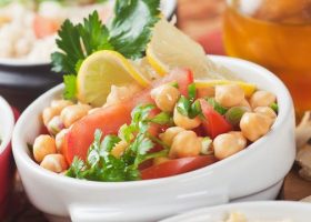 طريقة عمل سلطة الحمص بصلصة الطحينة