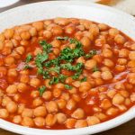 طريقة عمل حمص مع صلصة الطماطم