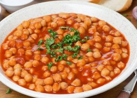 طريقة عمل حمص مع صلصة الطماطم