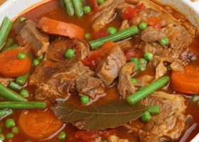 طريقة عمل يخنة اللحم والخضار بصلصة الطماطم