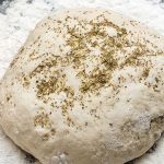 طريقة عمل عجينة البيتزا بالأعشاب
