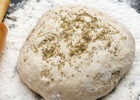 طريقة عمل عجينة البيتزا بالأعشاب