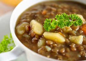 طريقة عمل شوربة العدس بالبطاطس والجزر