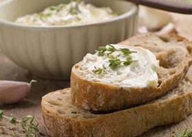 طريقة عمل جبن بالثوم والأعشاب