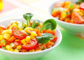 طريقة عمل سلطة الذرة بالطماطم