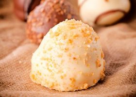 طريقة عمل كرات الشكولاتة بالبندق